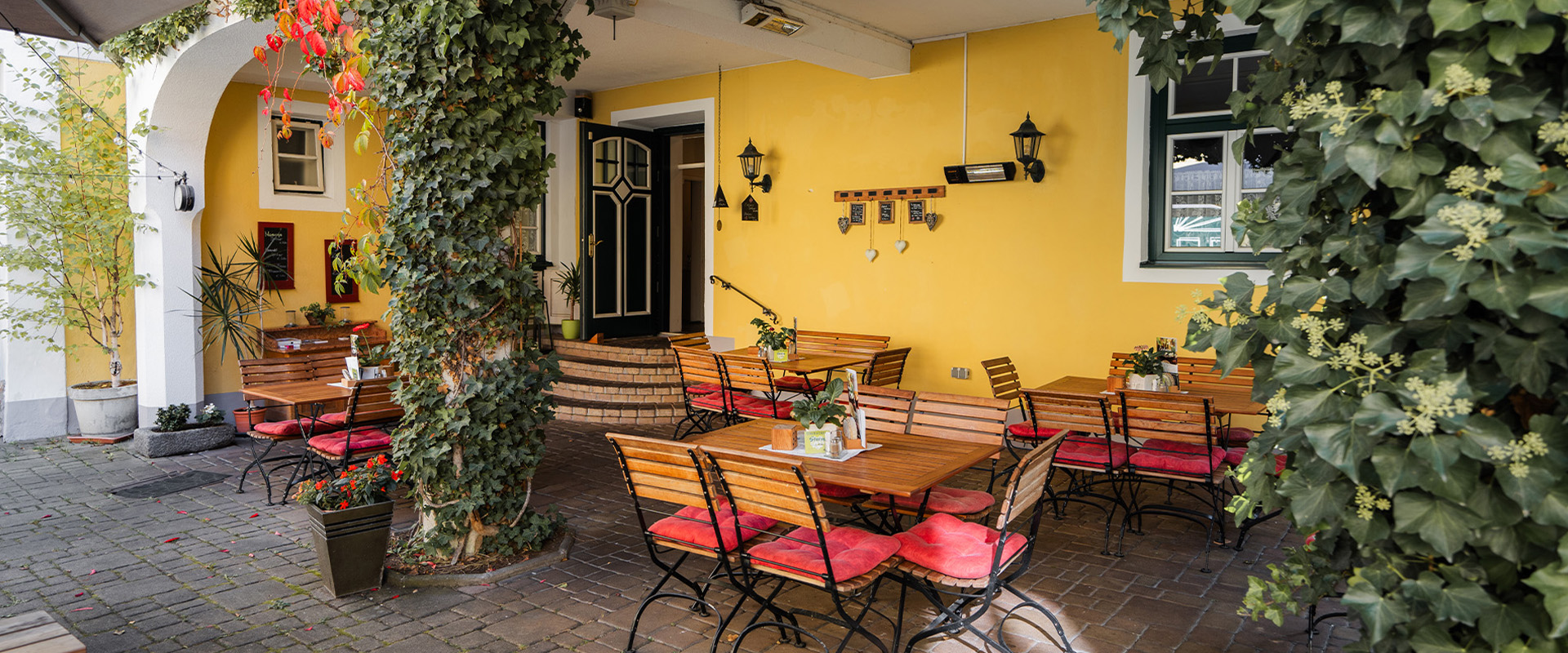 Gastgarten Perspektive Sitzmöglichkeiten Raabser Stadtkrug Raabs