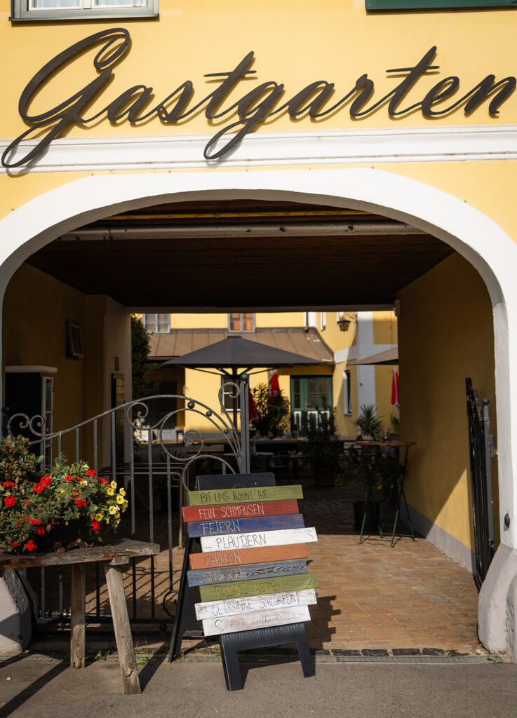 Restaurant Raabser Stadtkrug Außenaufnahme Gastgarten Hochformat