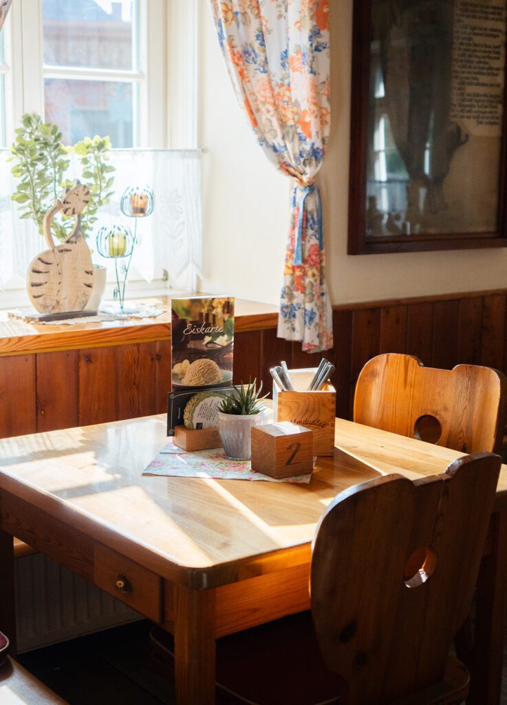 Restaurant Stadtkrug Raabs Eiskarte Innen Ambiente Hochformat