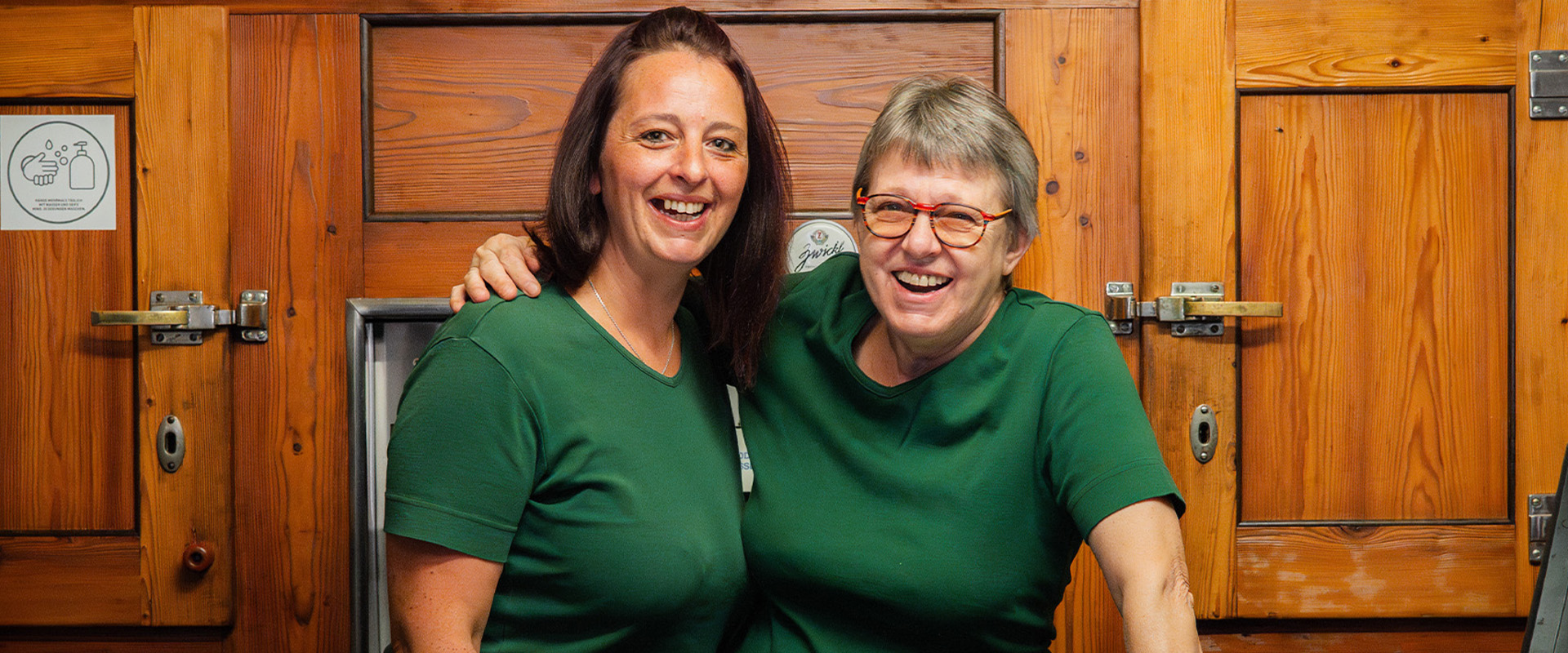 Restaurant Stadtkrug Raabs lachende Mitarbeiterinnen
