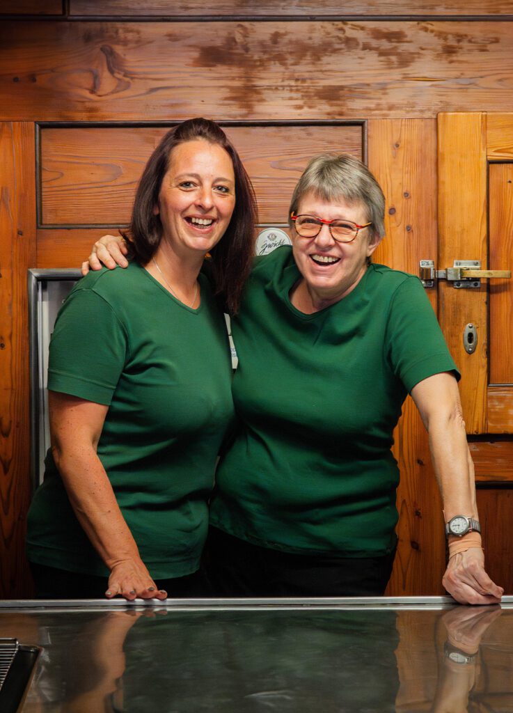 Restaurant Stadtkrug Raabs lachende Mitarbeiterinnen Hochformat