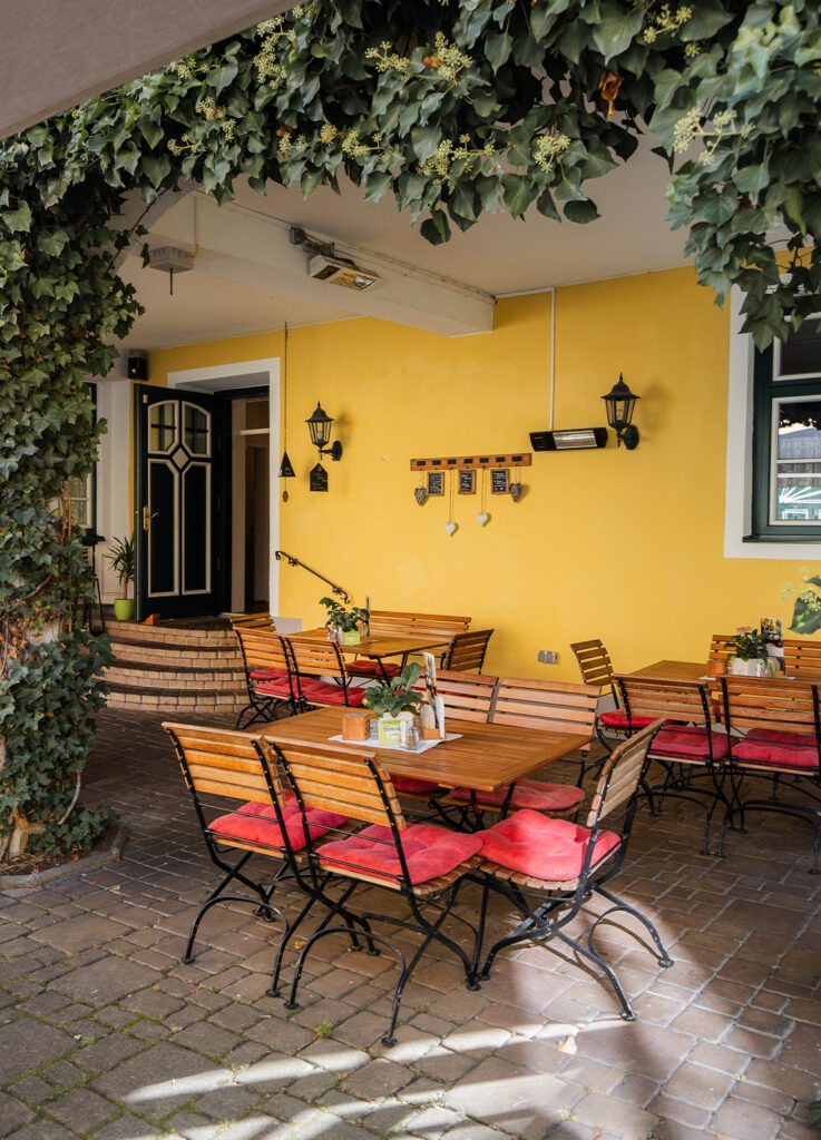 Gastgarten Perspektive Sitzmöglichkeiten Raabser Stadtkrug Raabs Hochformat